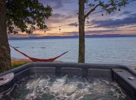 Chalet #9 Waterfront with Spa, Fireplace Wifi & AC