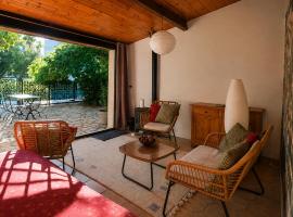 TourTour in the Loire Valley poolside Chalet, ξενοδοχείο σε Saint-Avertin