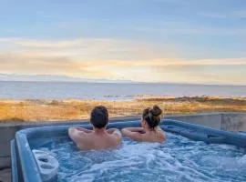Chalet #11 Waterfront with Spa, Wifi & AC