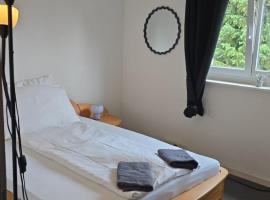 Compact room zurich with easy access and near center, hotel v mestu Zürich