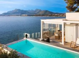 Design house with pool & direct access to the sea