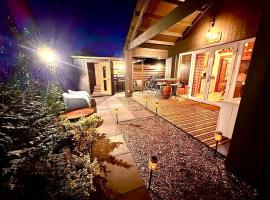 Cozy wellness chalet and private garden with sauna and outdoor bath between Amsterdam Haarlem and Schiphol Airport, hotel v destinaci Vijfhuizen