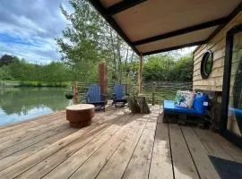 Lincoln Luxury Bespoke Fishing pod-Woodlands Fisheries