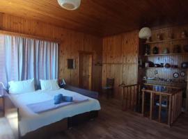 Rising Sun Guesthouse, hotel a Mesokhória