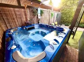 Private wellnes lodge with jacuzzi ,sauna and garden between Amsterdam Haarlem and Schiphol Airport