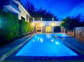 Ao Nang Private Rooftop Pool Villa 4BR l 8-10 Guests, хотел в Ao Nang 