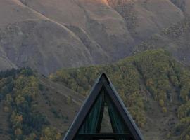 Kvirike Cottage Kazbegi、Gorists'ikheのホテル