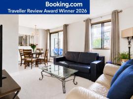 Entire Downtown Condo steps to Stampede and BMO with Parking, 1,5 hrs to Banff, hotel en Calgary