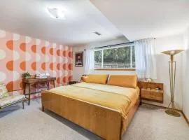 Basement Apartment w/ Hot Tub & Bombshelter!