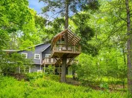 Creekside Chalet with Hot Tub Tree House & Woods