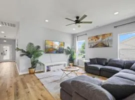 Modern 4BR Home - Kitchen and Soaking Tub - South Indy