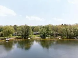 The Bear Creek Lake House | Lake-front Charm - Fire Pit - Kayaks - Beach Area
