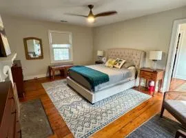 Candler Top Unit - Historic DT Lynchburg Apt, Walk To Shops and Dining