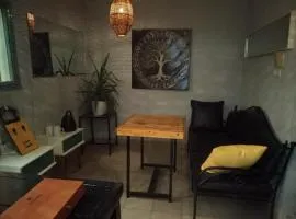 RÉSIDENCE PRIVÉE 1 Chambre avec Salon, Cuisine Équipée, Climatisation, Wifi et Cour Individuelle