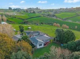 Pokeno Country Retreat - Spa, BBQ and Rural Views