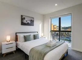 Totara Park 3BR Haven with Air-con, Deck, Parking
