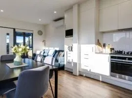 Totara Park 3BR Haven with Air-con, Deck, Parking