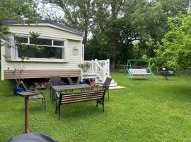 Strongate Orchard Farm stay Bridport Dorset- Jurassic Coast 10 min drive, Hotel in Netherbury