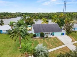 Lakehouse with Sunsets, Private Pool and Jacuzzi, 1Mi to Indian River Lagoon