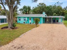 2BR Coastal Cottage Near Downtown & Beaches