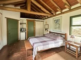 Chalé aconchegante c/ lareira, sauna e piscina.