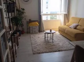 Studio Nimes - Clim - Wifi -Cuisine privatif - parking privé - salle de bain commune- balcon