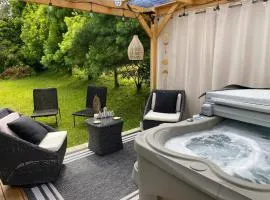 Cozy retreat with Hot Tub-5 min to Volcanoes Park