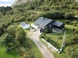 Lofoten seaview villa with sauna and garden