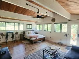 A Restful Studio Near a Creek and Forest - Pet Friendly