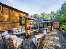 New Luxury Tiny home with Covered hot tub and fire pit