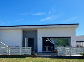Modern Beach Cottage in Tofta, Gotland, hotel v destinácii Gnisvärd