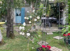 STUDIO EN AUVERGNE Le ruisseau, hotel a Saint-Priest-Bramefant