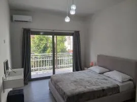 GEORGIAS Apt,brand new 2025 modern Apt in the center of Alikanas