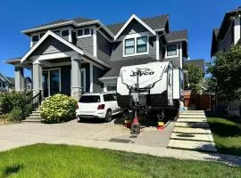 Cozy South Surrey Private Suite 1 Bedroom - 2 Beds - Separate Entrance