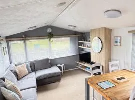 Padstow Holiday Base Bright Two Bedroom Lodge at Seven Bays