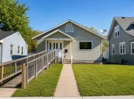 St Paul 5BR for 10 - Private Yard Near Golf