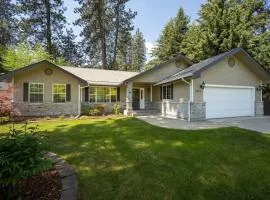 Cedar Falls Retreat - Quiet Neighborhood with Beach Access