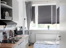 A small cozy nest with free parking!