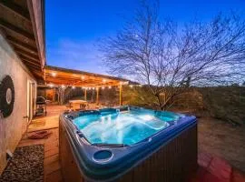 Cozy Desert Retreat with Amazing Views only 4 miles to JTNP