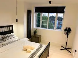 Stylish 2Bed-Fast WiFi-Work Stations-Sleeps 5-5mins Walk From South Croydon Train Station