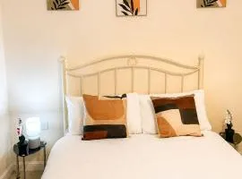 Deluxe Private Room in a flat W Fast WiFi, Netflix, Free Parking