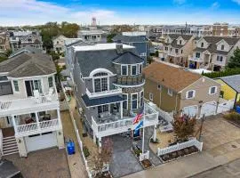 Family Home w/ 5 Decks! Fantasy Island Down Street