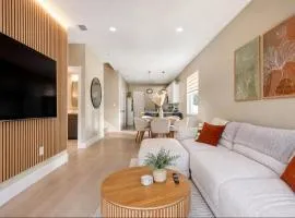 4 Bedroom House West Tampa Sleeps 12 Private Backyard Near Midtown and Downtown Pet Friendly