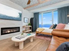Penthouse Oceanfront Studio VR + Mural + Minibar