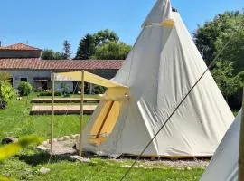Tipi nature, coucher de soleil et petit-déj