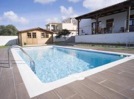 Chalet con Piscina Privada, Jardín y Gran Capacidad 18 personas, hotelli kohteessa Chiclana de la Frontera
