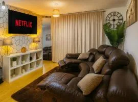 Modern 2 Bed Apartment with Free Parking