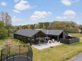 Beautiful Home In Aakirkeby With Sauna, Hotel in Vester Sømarken