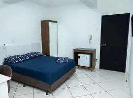 Loft Completo com Smart TV e Frigobar Compacto 08