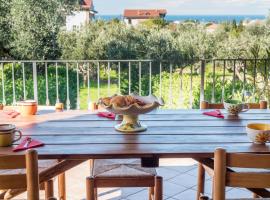 Beautiful house with sea view and amazing garden, hotell i Santa Maria di Castellabate